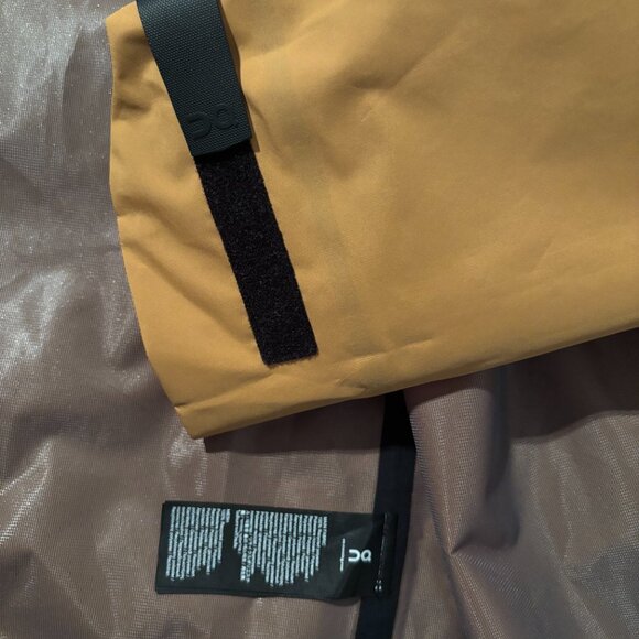 On Running Storm Jacket 🧥🧥 - Picture 5 of 12